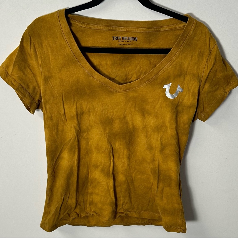 TRUE RELIGION women's mustard tie dye foil graphic v-neck tee, L.